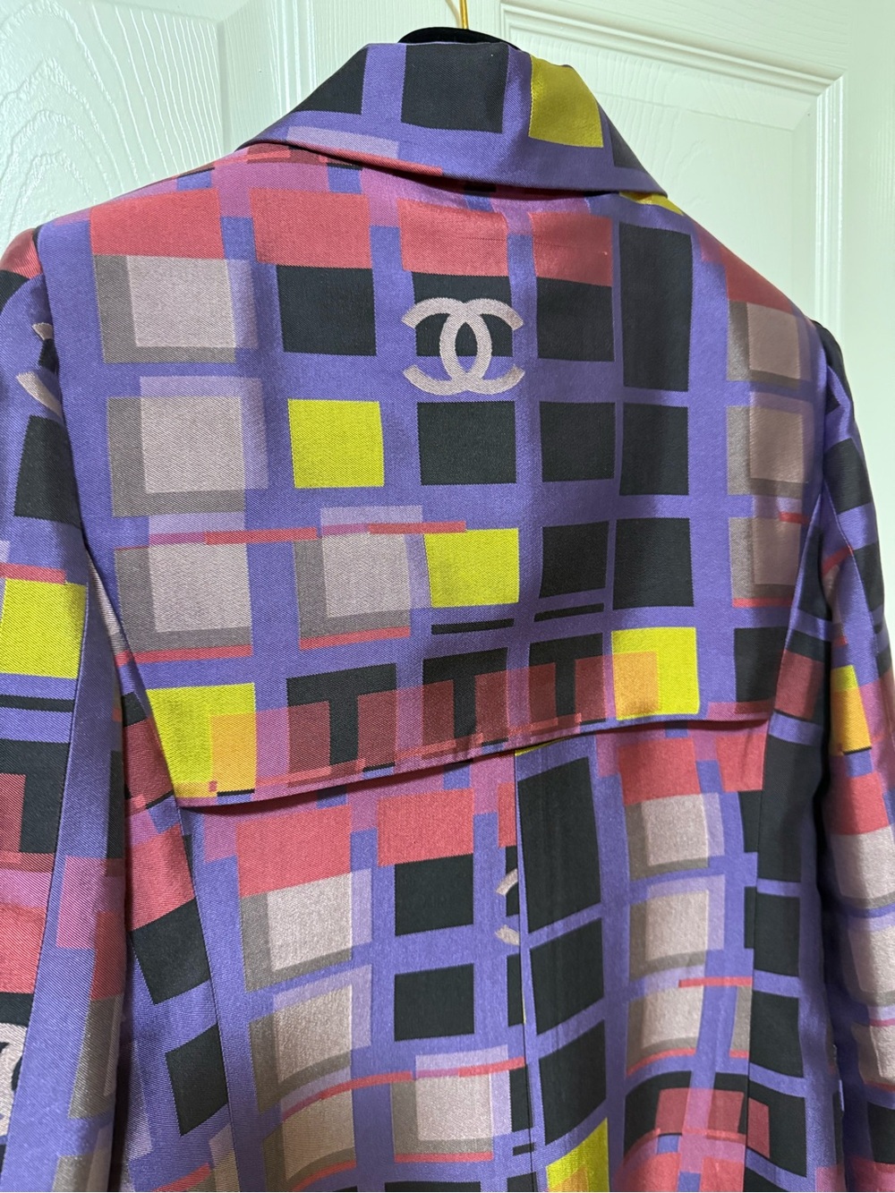 Chic CHANEL Silk Geometric Trench Coat - Picture 6 of 9